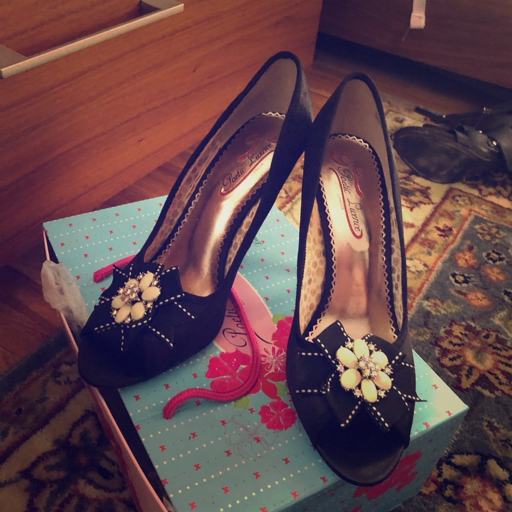 Poetic Lic black pumps white/crystal detail sz 8.5